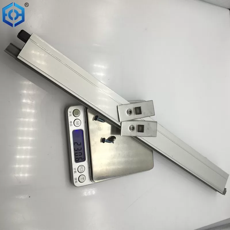 retractable threshold seal